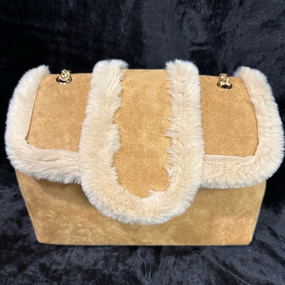 NWT URBAN EXPRESSION FAUX SUEDE WITH FAUX SHERPA TRIM AND GOLD CHAIN🌸 - Picture 1 of 4